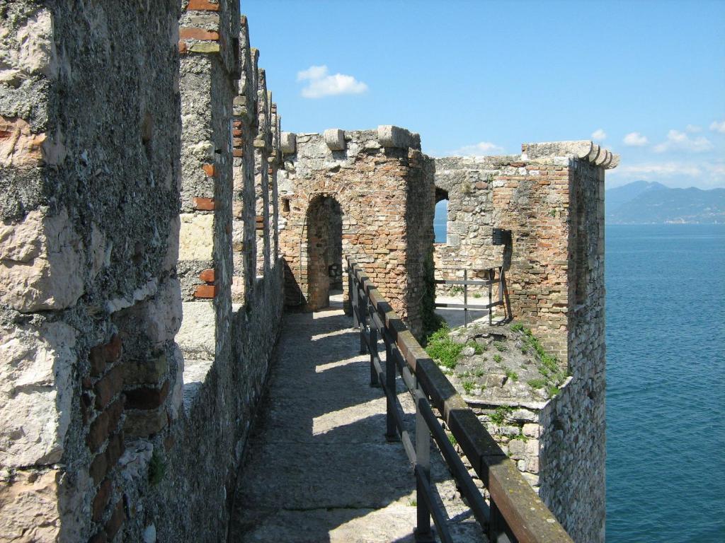 Hotel Al Caval Torri Del Benaco Buitenkant foto