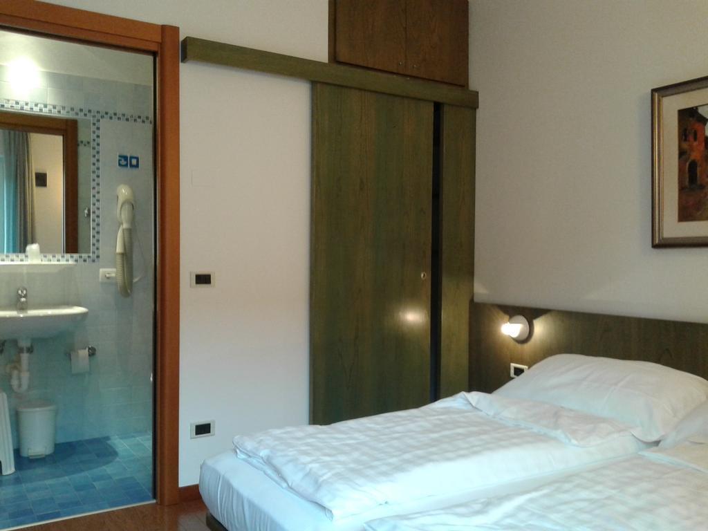Hotel Al Caval Torri Del Benaco Buitenkant foto